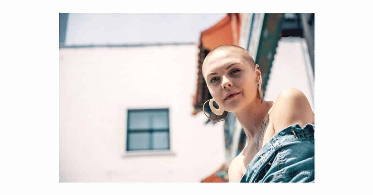 How-to-dress-with-a-shaved-head-woman-and-look-feminine-in-bald-head