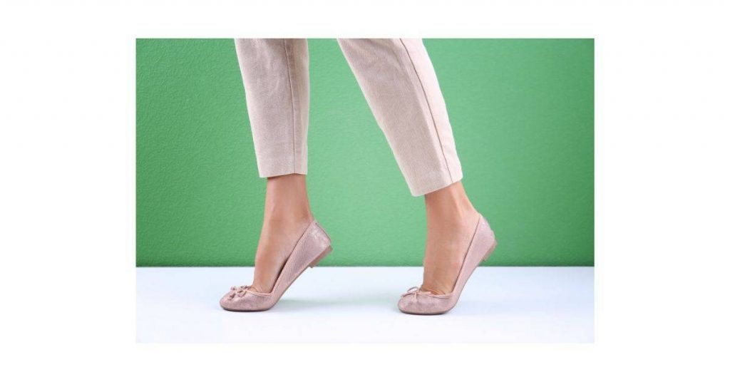How to wear flat shoes with jeans to look taller and slimmer