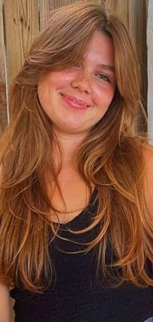 chubby face and V-neck outfit