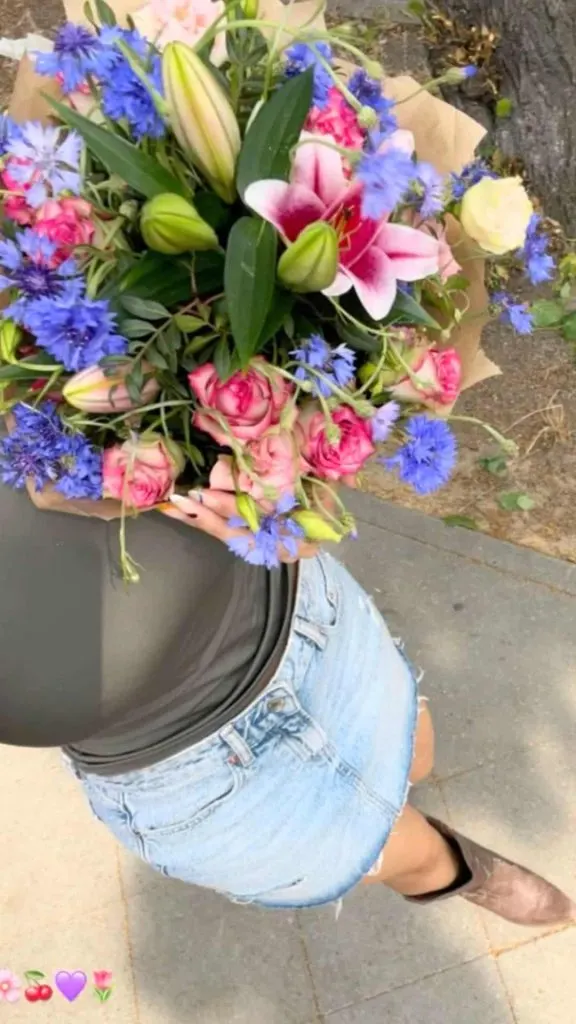 pose to show flower bouquet