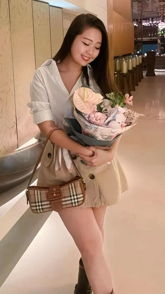 pose to show flower bouquet