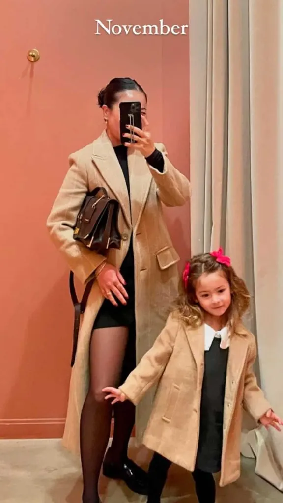 feminine fashion blogger