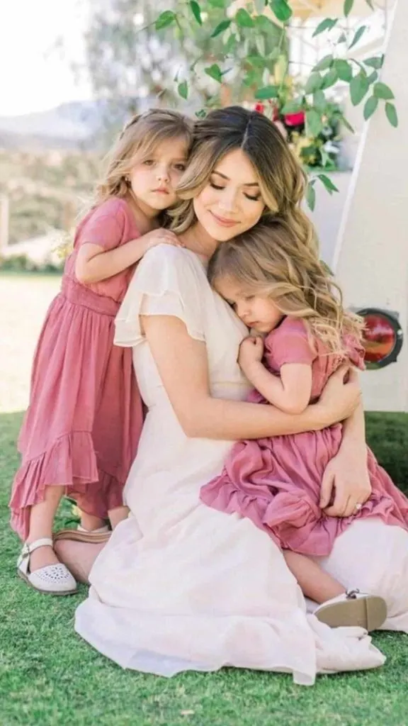 Mother daughter photoshoot outfit ideas