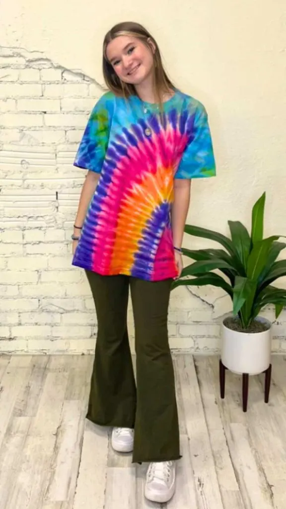 phish concert outfit ideas tie-dye top