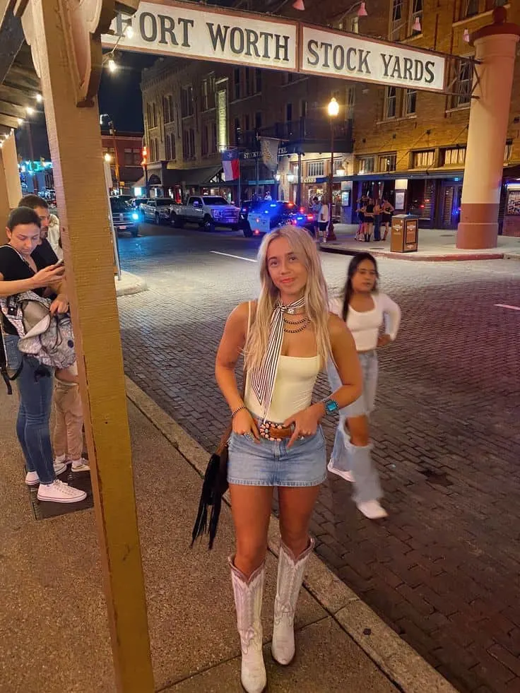 what to wear to stockyard denim skirt