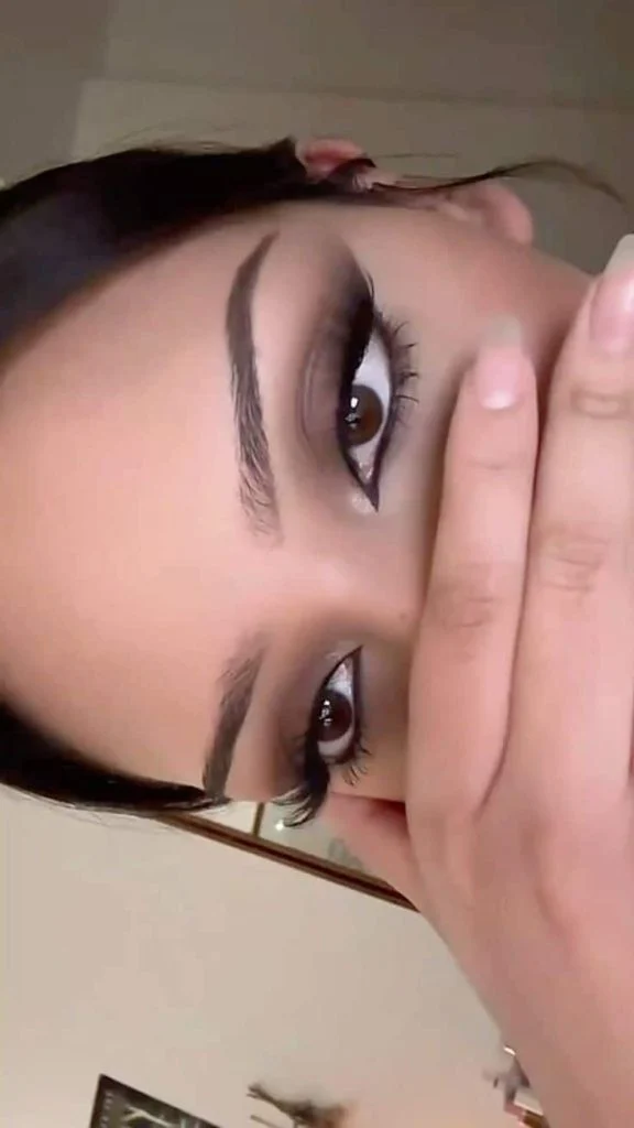 dark feminine makeup  eyeliner