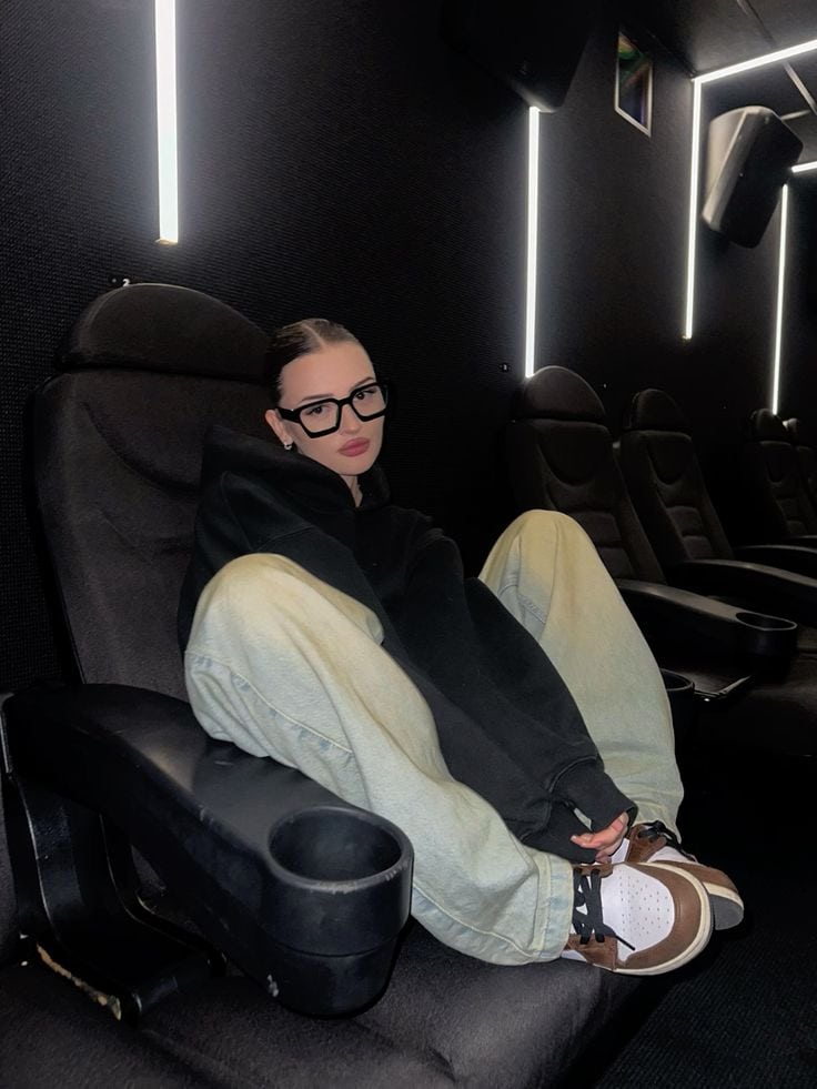 chill movie date outfits jeans