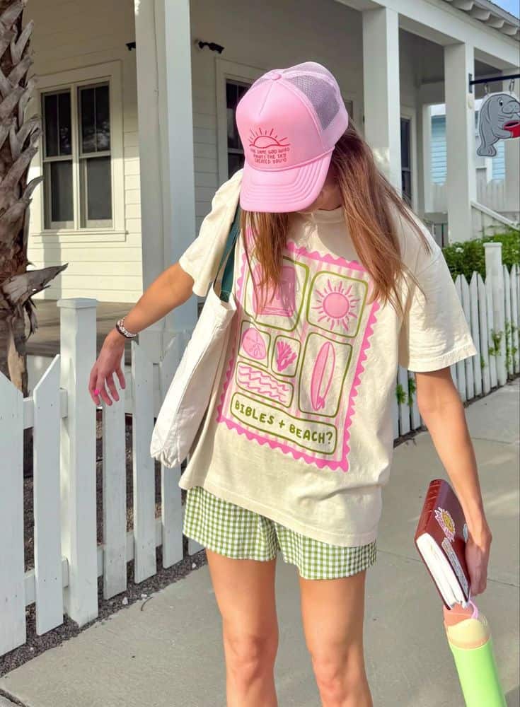 spring break outfits casual TEE AND CAP