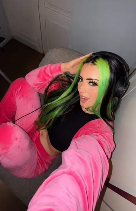 what to wear with green hair