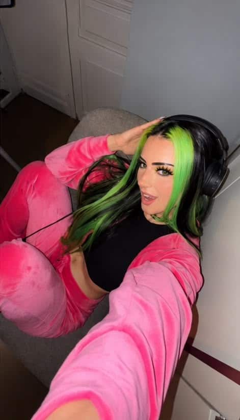 What to wear with green hair
