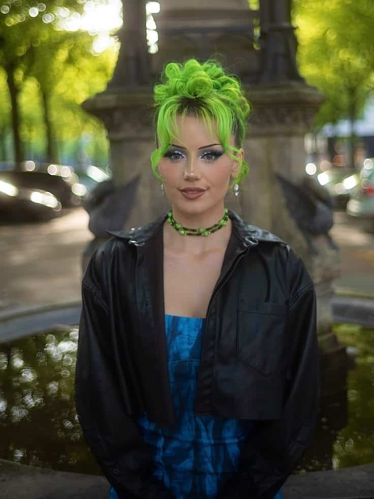 What to wear with green hair metallics