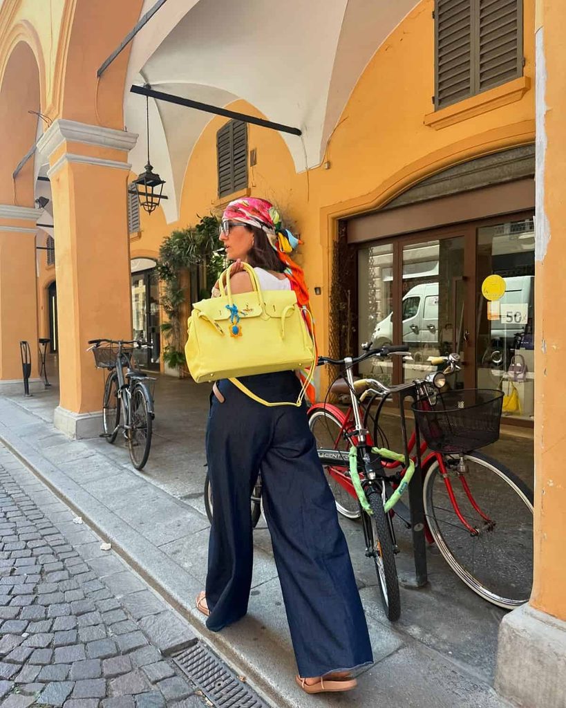 what to wear with yellow handbag