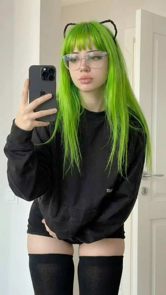 What to wear with green hair